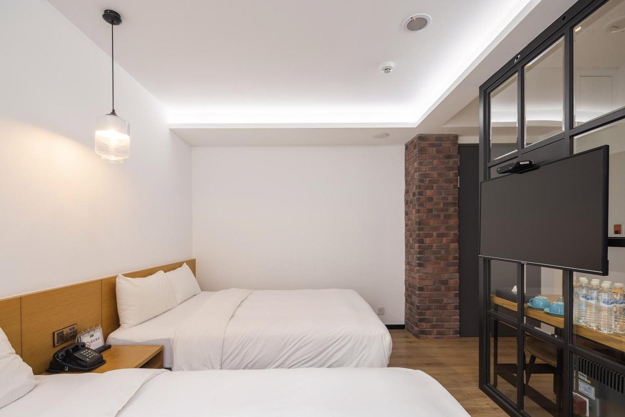 Bluesky Hotel Taichung Room photo